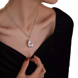 Collar con Colgante de Perla Natural de Forma Barroca para Mujer, Cadena de Suéter con Diseño de Nariz de Cerdo, Estilo Lujoso y Ligero para Otoño e Invierno - Product Image 5