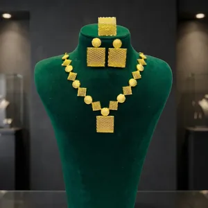 ชุดสร้อยคอและต่างหูแบบกล่องทองเหลืองชุบทอง 24K พร้อมจี้ทรงสี่เหลี่ยม เครื่องประดับทรงเรขาคณิตทันสมัยสำหรับงานแต่งงานสำหรับผู้หญิง - Product Image 2