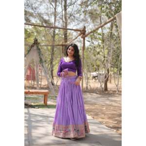 Conjunto de Mujer LIVEWEAR en Viscosa Lavanda con Bordado Kalamkari Jari, Lehenga Choli - Product Image 3