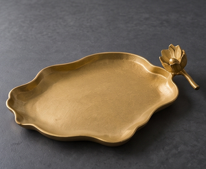 Bandeja de Servir de Metal Dorado Elegante y Personalizada, Plato Decorativo con Acento de Flor de Loto, Decoración para Sala de Estar y Vanidad - Product Image 3