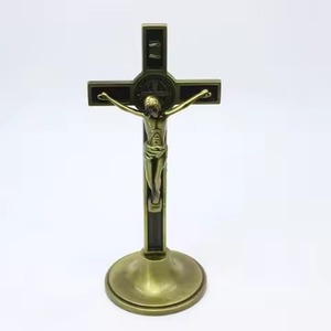 Croix Crucifix Dorée au Design Martelé, Croix Traditionnelle en Laiton à Suspendre au Mur pour Décoration Intérieure du Salon - Product Image 2
