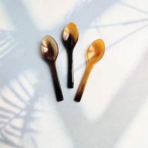Cuillère en corne de buffle naturelle de qualité supérieure, nouveau design unique, pour la vie quotidienne et la présentation culinaire, avec taille personnalisée - Product Image 1