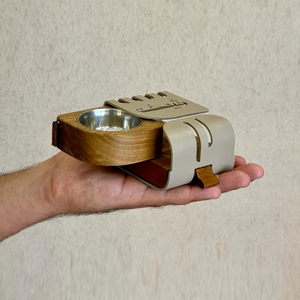 Brûleur d'encens en bois unique avec cadre incurvé beige, coupelle en métal, trous d'aération et calligraphie arabe pour la maison - Product Image 1
