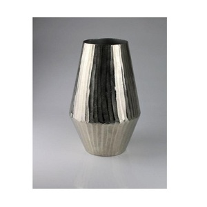 Vase en aluminium moulé, pièce maîtresse artistique pour l'amélioration de l'intérieur, conçu pour sublimer l'élégance résidentielle et l'harmonie du design - Product Image 1