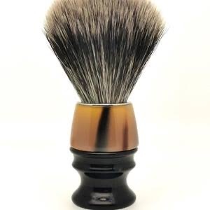 Brocha de Afeitar Redonda Hecha a Mano con Cuerno de Búfalo Ecológico de ILAHI con Mango de Cuerno y Pelo Natural, de Uttar Pradesh, para Personalización de Halloween - Product Image 1