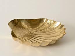 Plato Decorativo Hecho a Mano con Diseño de Concha Dorada, Forma Irregular, Metal Pulido, Platos y Vajilla de Diseño Moderno - Product Image 6