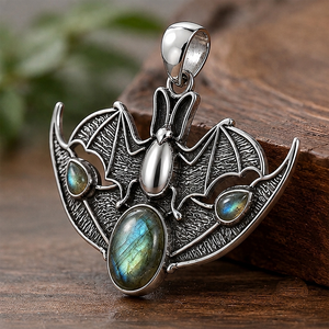 Collier Statement Gothique Bohème Unisexe avec Pendentif Chauve-souris Ovale en Labradorite Naturelle et Breloque Ailée en Laiton Fait Main, Plaqué Argent/Or - Product Image 4