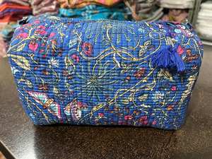 Grande trousse de toilette matelassée en coton faite à la main, imprimée au bloc, sac de rangement pour cosmétiques, accessoire de voyage, cadeau de vacances - Product Image 4