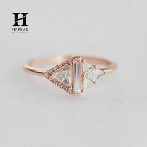 Bague personnalisée en diamant baguette cultivé en laboratoire, or 18 carats, triangle asymétrique, taille triligne, mosaïque, bijoux fins en grappe - Product Image 4