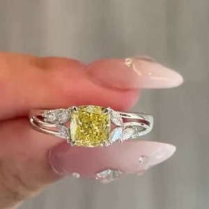 Anillo de compromiso de oro blanco de 14K con diamante amarillo de corte cojín de 3 quilates, diseño de lujo, joyería fina con tallo dividido único. - Product Image 3