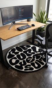 Alfombra Moderna Única con Tipografía en Espiral, Hecha a Mano con Lana, Antideslizante, Diseño Gráfico Regular en Blanco y Negro, Alfombra Decorativa - Product Image 3
