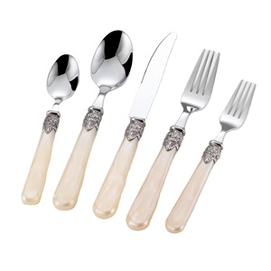 Cuchara de Acero Inoxidable de Grado Alimenticio Sostenible de Alta Calidad con Mango de Madera con Pulido Espejo, Diseño Moderno para Uso en Hoteles y Hogares - Product Image 3