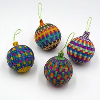 Assortiment de boules de Noël artisanales en paille de mer, décorations suspendues en herbe marine