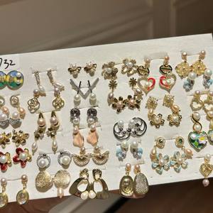 Exquisito Juego de 36 Pares de Elegantes Pendientes de Perlas con Formas Geométricas Florales para Mujer, Accesorio Versátil - Product Image 4