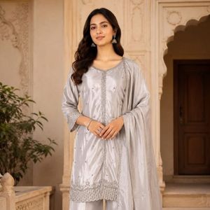 Conjunto de traje bordado con cuentas de seda PUC premium con pantalón y dupatta a juego, precio al por mayor de Royal Exports - Product Image 3