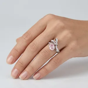 แหวนแต่งงานเพชรทรงรีสีชมพูแฟนซีทองคำขาว 18K สำหรับผู้หญิง ประดับเพชรทรงโบว์ เพชรเลี้ยงในห้องปฏิบัติการ รับรองโดย IGI - Product Image 3