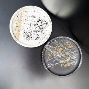 Sous-verre en Jesmonite noir et blanc fait main, plateau rond en ciment pour bibelots, décoration élégante et moderne pour bureau et table - Product Image 1