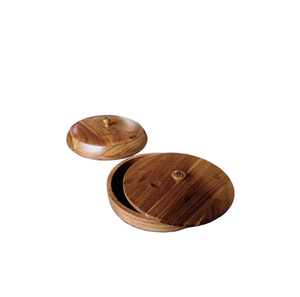 Boîte à chapati en bois, forme ronde, avec décor sculpté et couvercle, pour la vente - Product Image 1