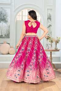 Lehenga Choli en soie chinon rose pour femmes, broderie délicate, style traditionnel, matériaux recyclés - occasions de mariage, Diwali, fêtes - Product Image 4