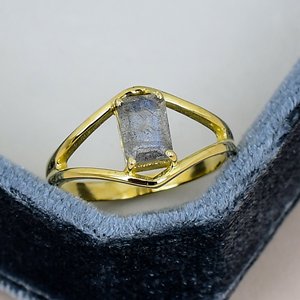 Bague de fiançailles et de mariage vintage en or jaune avec labradorite, pierre précieuse taille brillant, sertie à griffes, design géométrique, classique pour femme - Product Image 2