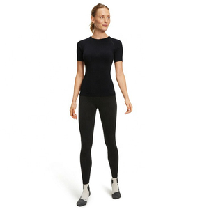 Camiseta de compresión elástica para mujer, ajustada, transpirable, de secado rápido, para entrenamiento en el gimnasio, ropa deportiva con talla y logotipo personalizados. - Product Image 3