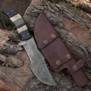 Cuchillo de caza y camping industrial hecho a mano con hoja serrada de 12 pulgadas de largo total, punta de clip, acero de Damasco y mango de cuerno. - Product Image 5