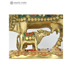 Escultura de Latón Hecha a Mano de 8 Pulgadas de Vaca y Ternero con Incrustaciones Intrincadas para Decoración del Hogar, Cumpleaños y Diwali, Hecho en India - Product Image 2