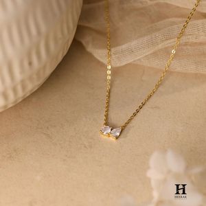Collar con Colgante de Mariposa de Oro y Diamantes, Joyería Delicada con Piedras de Corte Pera y Redondo, Collar Minimalista de Oro de 18K para Mujer - Product Image 5