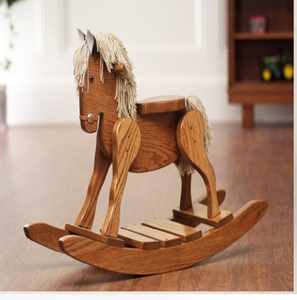 Cheval à bascule classique en bois avec une crinière en fil doux et une base offrant un mouvement rythmique fluide. Commande disponible à prix de gros. - Product Image 1
