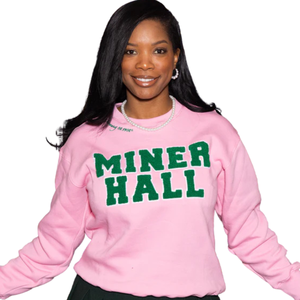 Sudadera AKA Miner Hall de chenilla rosa para mujer, con letras griegas bordadas, cuello redondo premium, top de hermandad - Product Image 1