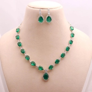 Collar con Piedra Verde de Corte Pera y Diamantes Blancos CZ, Chapado en Oro Blanco de 18K, con Aretes y Cadena Ajustable, Joyería para Mujer - Product Image 1