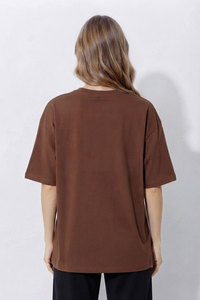 เสื้อยืดคอวีโอเวอร์ไซส์ผ้าฝ้าย 100% สำหรับผู้หญิง ปักโลโก้ตามสั่ง แขนสั้น ทรงหลวม ระบายอากาศได้ดี แห้งเร็ว เป็นมิตรกับสิ่งแวดล้อม - Product Image 2