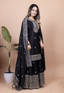 Superbe ensemble trois pièces Salwar Kameez en soie Chinon avec motif à sequins, Kameez court fluide, Sharara et broderies lourdes pour femme - Product Image 3