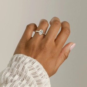 Anillo de compromiso de diamantes de corte ovalado premium en oro amarillo, estilo moderno, diamantes cultivados en laboratorio certificados por IGI, piedras laterales tipo baguette. - Product Image 2