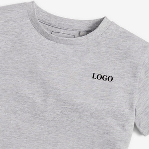 เสื้อยืดคอกลมแขนสั้นสีเทา พิมพ์ลายโลโก้ด้านซ้ายที่อก ผ้าเจอร์ซีย์ สไตล์ลำลอง - Product Image 4