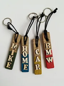 Porte-clés en bois avec composants en métal et en plastique sur le thème de l'accomplissement de soi et de l'autonomisation - Product Image 3