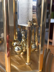 Reloj de Escritorio Tempo de Latón, Forma Poligonal, Números Romanos, Movimiento Mecánico, Silencioso, Sin Tictac, con Sonido de Campana Cada Hora - Product Image 4