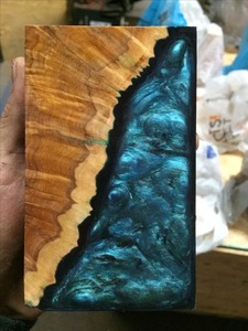 Planche à découper en résine artistique et bois, article de cuisine de luxe avec finition unique - Product Image 4