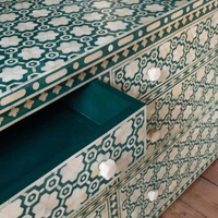 Armoire de rangement pour salon en bois durable et écologique, fabriquée artisanallement avec incrustations en os, design mosaïque géométrique et 5+ tiroirs