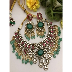 Ensemble collier et boucles d'oreilles en moissanite plaqué or de qualité supérieure, élégant et raffiné, pour femmes, idéal pour les fiançailles, les fêtes et les mariages. - Product Image 1