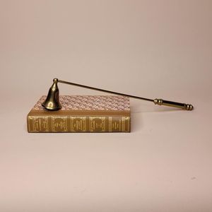 Éteignoir à bougie en métal avec poignée ergonomique pour un entretien facile des bougies, évite les éclaboussures de cire et les odeurs de fumée en intérieur - Product Image 1