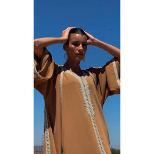 Ensemble kaftan en soie deux pièces avec tissu crêpe moutarde chaud, sans manches, col en V, boutons faits main Sfifa - Prêt pour l'hiver - Product Image 2
