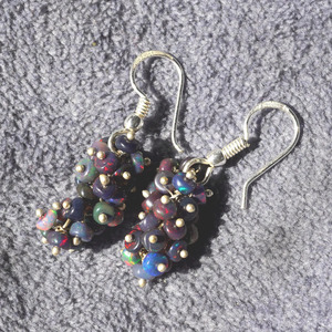 Pendientes de Ópalo Welo Etíope con Cuentas, Oro de 14K con Fuego Arcoíris - Product Image 4