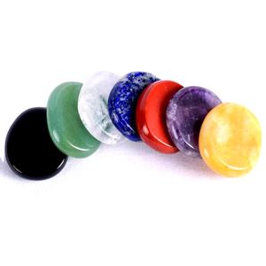 Vente en gros Sacré 7 Chakra Ovale Pouce Pierres D'inquiétude Haute-Poli pour Reiki Flux D'énergie Fréquence D'amour et Guérison Décoration D'autel - Product Image 1