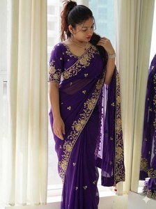 Sari de seda pura con hermoso bordado floral en toda la prenda, perfecto para cualquier evento festivo. - Product Image 3