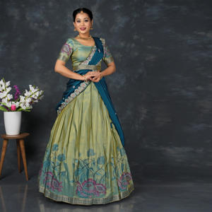 Lehenga Choli en Soie Banarasi Traditionnel pour Mariage et Bal de Promo, Longueur Ras du Sol, Tissage Floral Intriqué, Élégant, Coupe Évasée, Blouse Ornée - Product Image 3