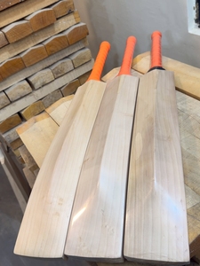 Bate de béisbol de alta calidad de mimbre inglés liso, beige, hecho a mano, con empaque premium y agarre cómodo. - Product Image 6