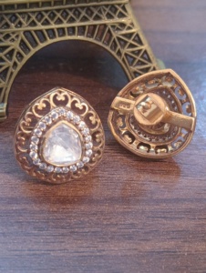 Boucles d'oreilles clous vintage AMAIRA JEWELS plaquées or, forme pentagone, serties de cristaux et strass, bijoux de fiançailles pour femme - Product Image 2