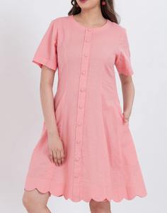 เดรสผ้าฝ้ายทอทรงเอไลน์สีชมพูสำหรับผู้หญิง คุณภาพส่งออก ติดกระดุม ชายกระโปรงตรง ระบายอากาศได้ดี เป็นมิตรกับสิ่งแวดล้อม ดีไซน์เก๋ไก๋สำหรับฤดูร้อน - Product Image 3