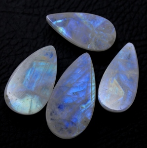 Cabujón de piedra lunar arcoíris blanca natural al por mayor, gema lisa de alta calidad para la fabricación de joyas, disponible en forma de pera. - Product Image 4